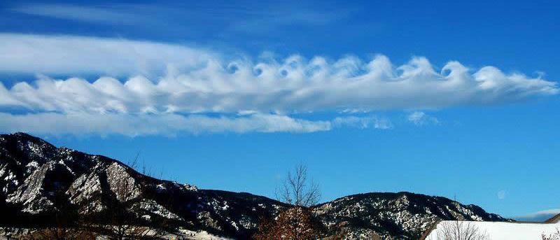 청천난류가 발생하는 지역에서 볼 수 있는 구름 모양. 공기가 뒤섞인 모양을 따라 흘러 돌돌 말린 톱날 형태를 띤다. 항공기상청 제공