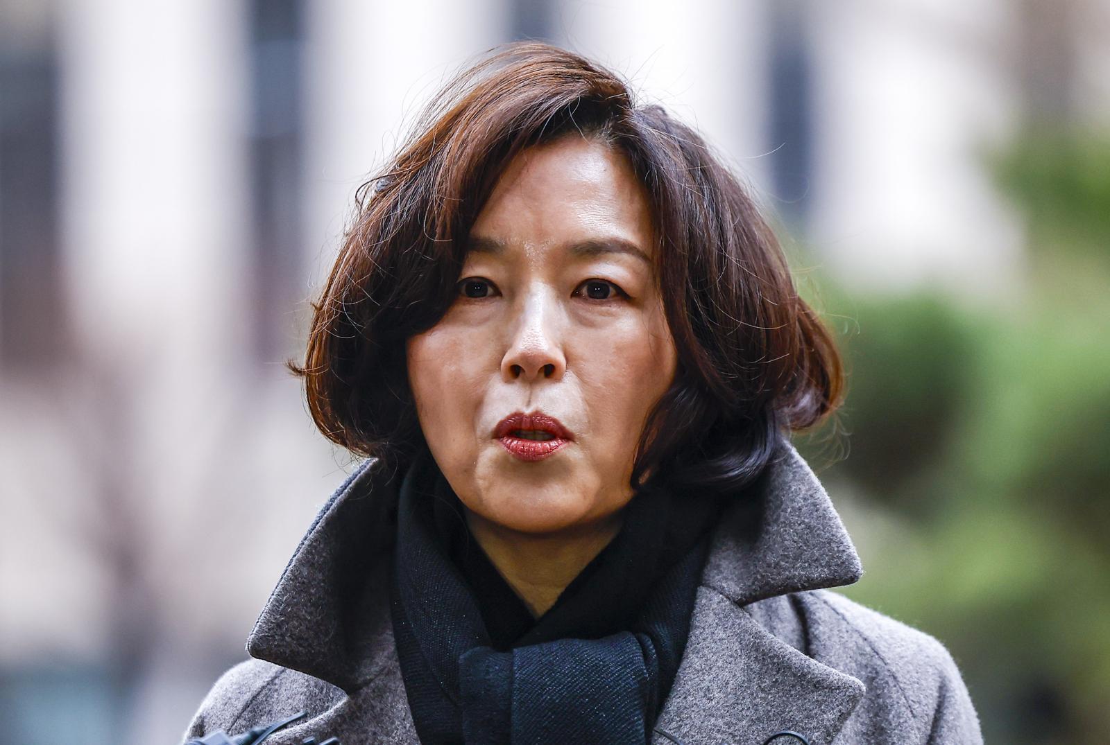 공천 헌금 의혹을 받는 김경 서울시의원이 지난 18일 서울 마포구 공공범죄수사대에서 경찰 조사를 받기위해 출석하며 취재진 질문에 답하고 있다. 뉴시스