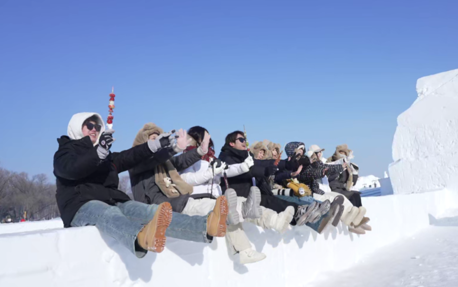 2025년 춘절 기간 중국 산시성 연안에서 열린 ‘글로벌 청년 이중언어 사회자 연안 방문 프로그램’에 참가한 각국 청년들이 현장 취재와 콘텐츠 제작 활동을 진행하고 있다. CMG 제공