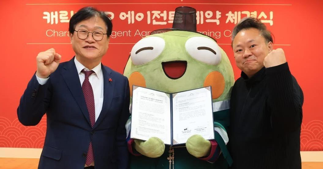 최근 대구 수성구청 회의실에서 김대권 수성구청장(왼쪽)과 패트릭 청 OBG 운영 책임자가 지식재산권 에이전트 계약을 마치고 파이팅을 외치고 있다. 
대구 수성구 제공