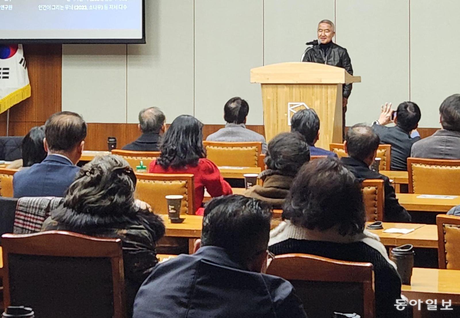 최진석 서강대 명예교수가 23일 부산시청 12층 국제회의장에서 ‘문화가 미래다’라는 주제로 부산미래경제포럼 강연을 펼치고 있다. 김화영 기자 run@donga.com