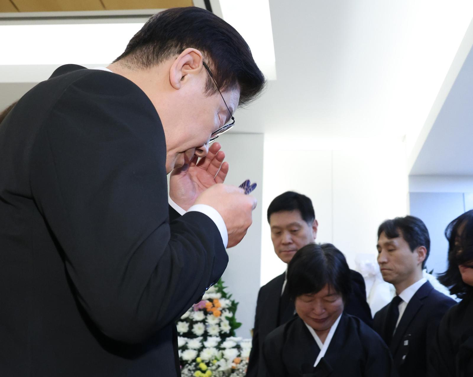 이재명 대통령이 27일 서울 종로구 서울대학교병원 장례식장에 마련된 이해찬 민주평화통일자문회의 수석부의장의 빈소를 찾아 조문 도중 눈물을 닦고 있다. /2026.01.27 청와대사진기자단