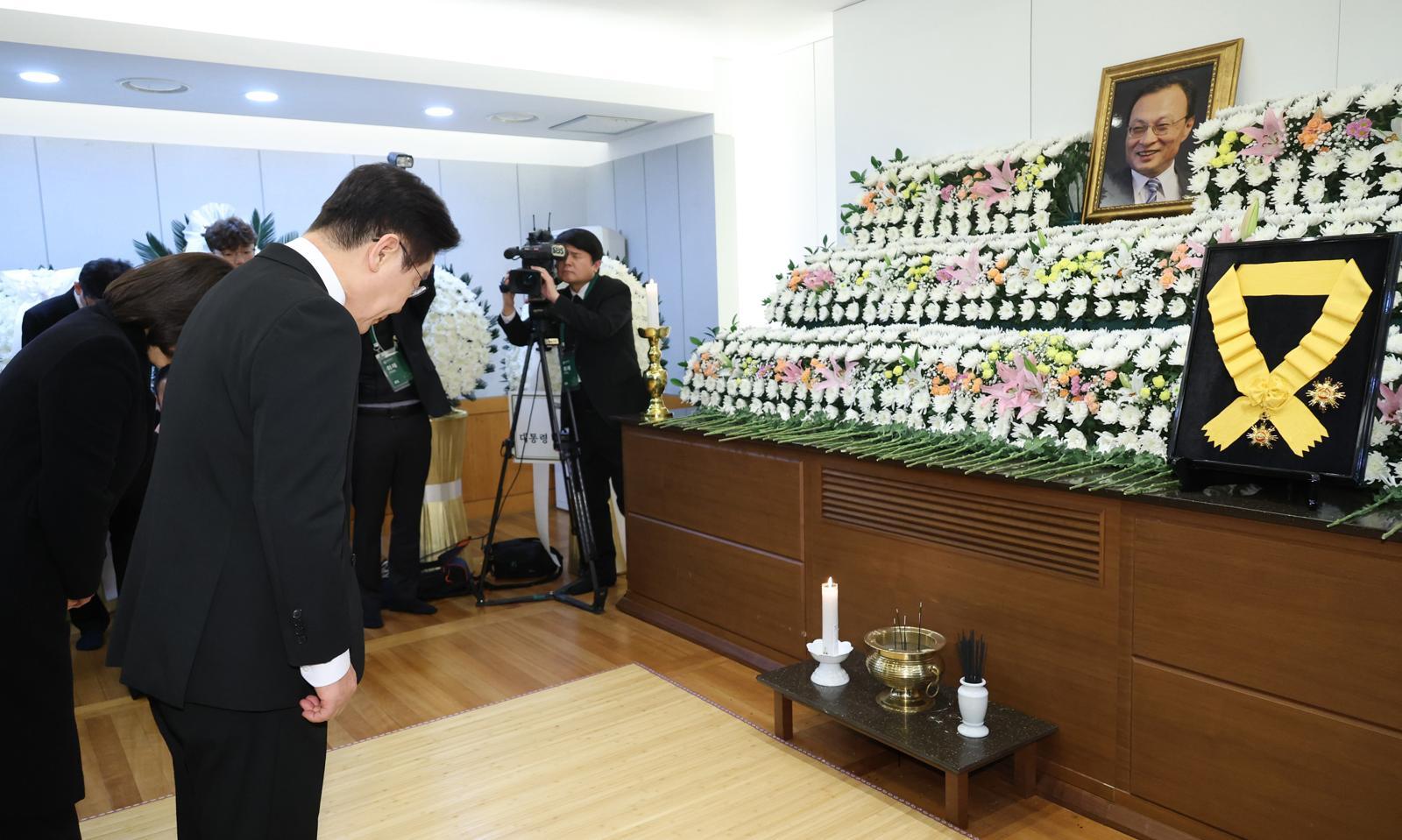 이재명 대통령과 김혜경 여사가 27일 서울 종로구 서울대학교병원 장례식장에 마련된 고(故)이해찬 민주평화통일자문회의 수석부의장 빈소를 찾아 조문하고 있다. 청와대통신사진기자단
