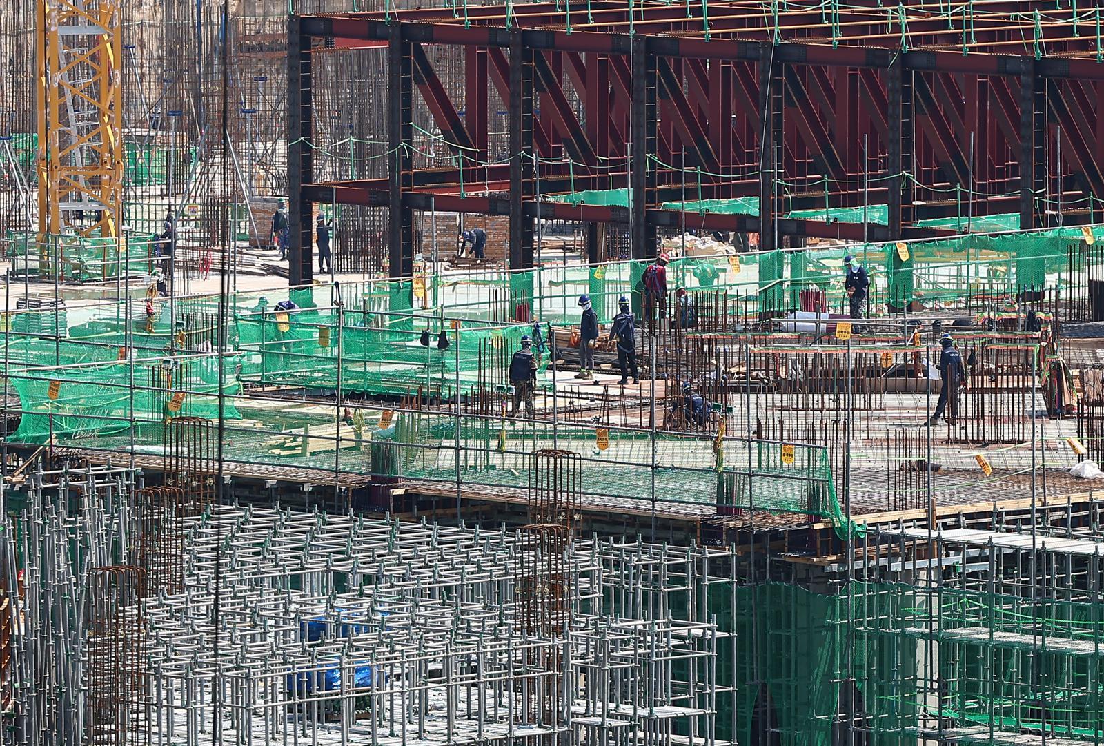 서울 시내 한 아파트 건설현장에서 노동자들이 작업하는 모습. 뉴스1