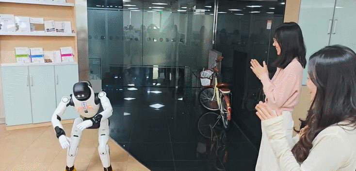 댄스 모드를 선택하면 로봇이 약 1분 동안 음악과 함께 화려한 군무를 선보인다. 이날 임대한 즈위안로봇의 ‘링시(Lingxi) X2’는 25~31개 자유도(관절) 구조로 인간과 같은 자연스런 동작이 가능하다. 베이징=김철중 특파원 tnf@donga.com