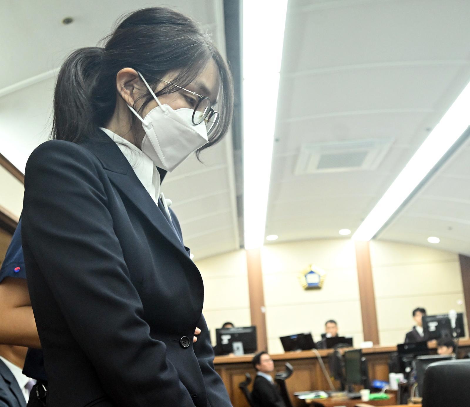 김건희 여사가 서울중앙지법에서 열린 특정범죄가중처벌법상 알선수재 및 자본시장법·정치자금법 위반 등 사건 재판에 출석하고 있다. 2025.9.24/뉴스1