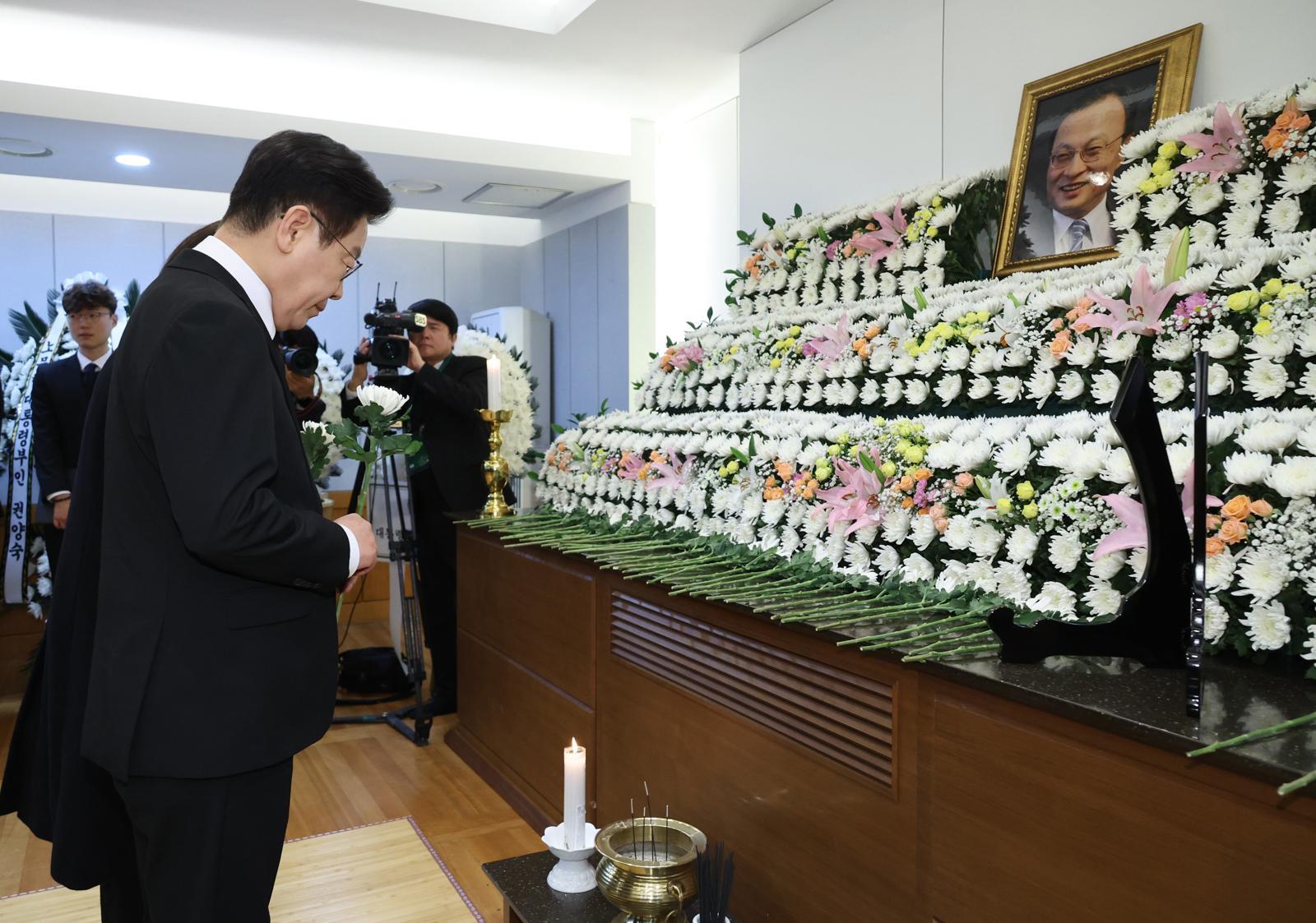 이재명 대통령과 김혜경 여사가 27일 서울 종로구 서울대학교병원 장례식장에 마련된 고(故)이해찬 민주평화통일자문회의 수석부의장 빈소를 찾아 조문하고 있다. 청와대통신사진기자단