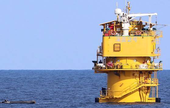 중국이 서해 잠정조치수역에 설치한 심해 양식 시설인 ‘선란 2호’에서 중국 측 관리 인원이 포착된 사진.이병진 의원실 제공