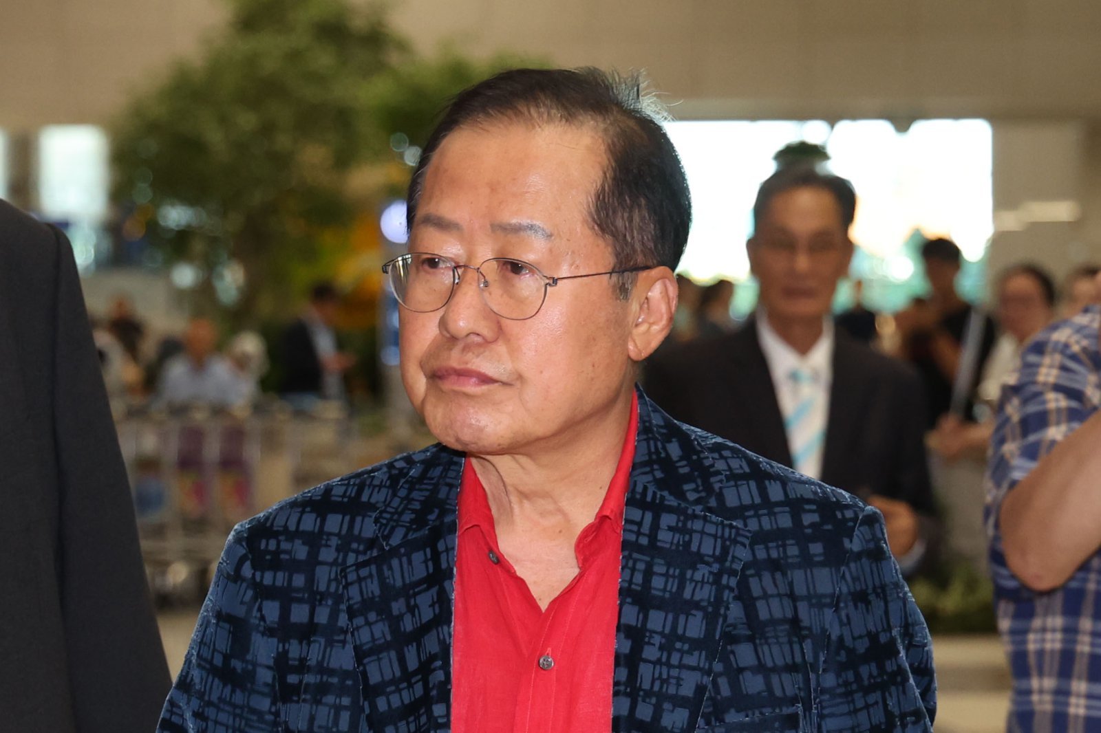국민의힘 대선 후보 경선에서 탈락한 뒤 정계 은퇴를 선언하고 하와이에 체류했던 홍준표 전 대구시장이 17일 인천 중구 인천국제공항 제1터미널을 통해 귀국하고 있다. [인천공항=뉴시스]