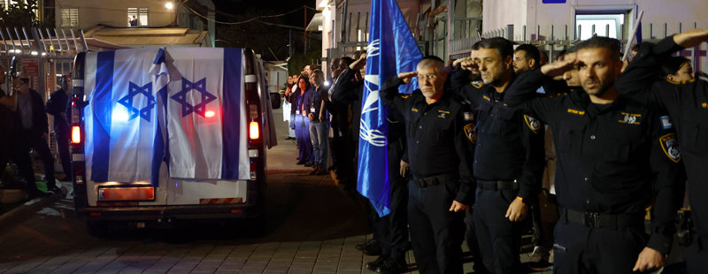 가자지구에 마지막으로 남아 있던 이스라엘 인질 란 그빌리의 시신을 실은 차량이 26일 이스라엘 텔아비브의 법의학연구소에 들어서자 경찰들이 경례하고 있다. 그빌리는 이스라엘 경찰 대테러조직 야삼부대 소속 경사로, 2023년 10월 하마스에 납치됐다. 텔아비브=신화 뉴시스