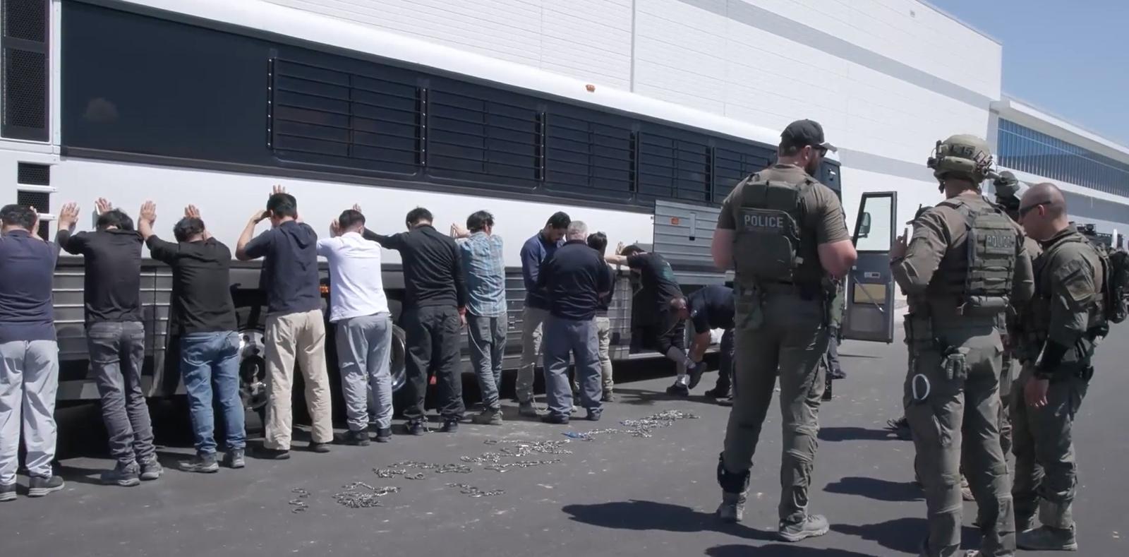 미국 이민당국이 4일(현지시간) 조지아주에 위치한 현대자동차와 LG에너지솔루션이 공동으로 건설 중인 조지아주 브라이언 카운티 소재 전기차 배터리 공장 건설현장을 급습해 불법체류자 혐의가 있는 근로자를 체포하고 있다.