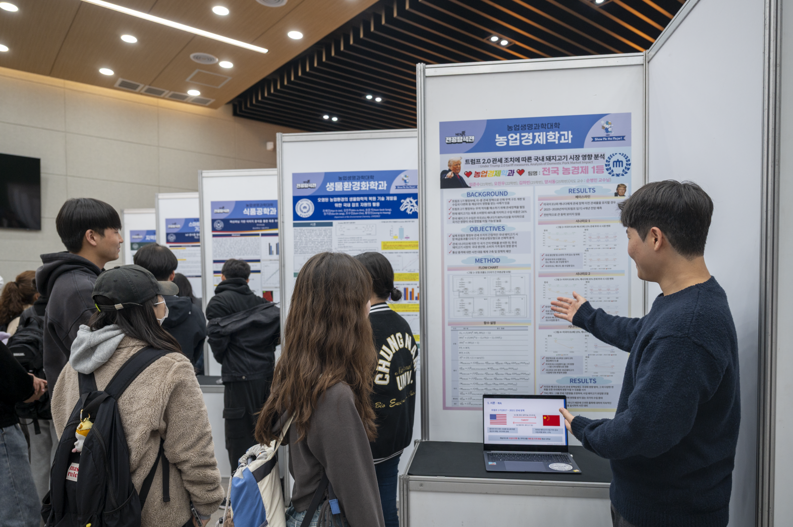 충남대는 전공 자율 선택제로 모집한 학생들에게 ‘탐색 분반’을 배정하고 교육 중점 교수를 배치해 1년간 자유롭게 전공을 살피게 한다. 전공 정보를 제공하기 위해 학과별 설명회를 여러 차례 열고 있다.충남대 제공