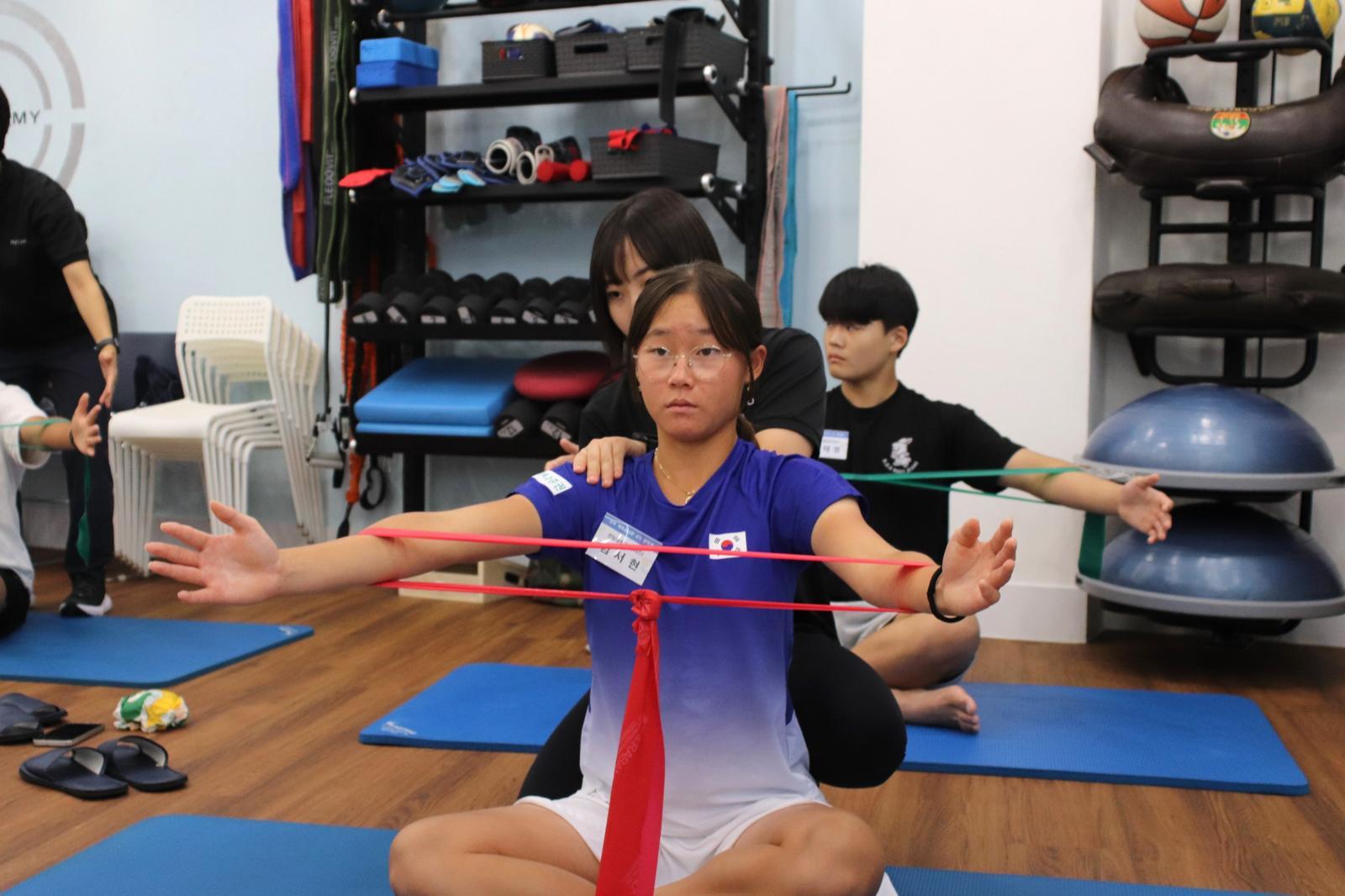 교보교육재단 피지컬 교육 프로그램에 참여한 장학생 선수들이 스트레칭과 근력 강화법을 배우고 있다. 교보교육재단 제공