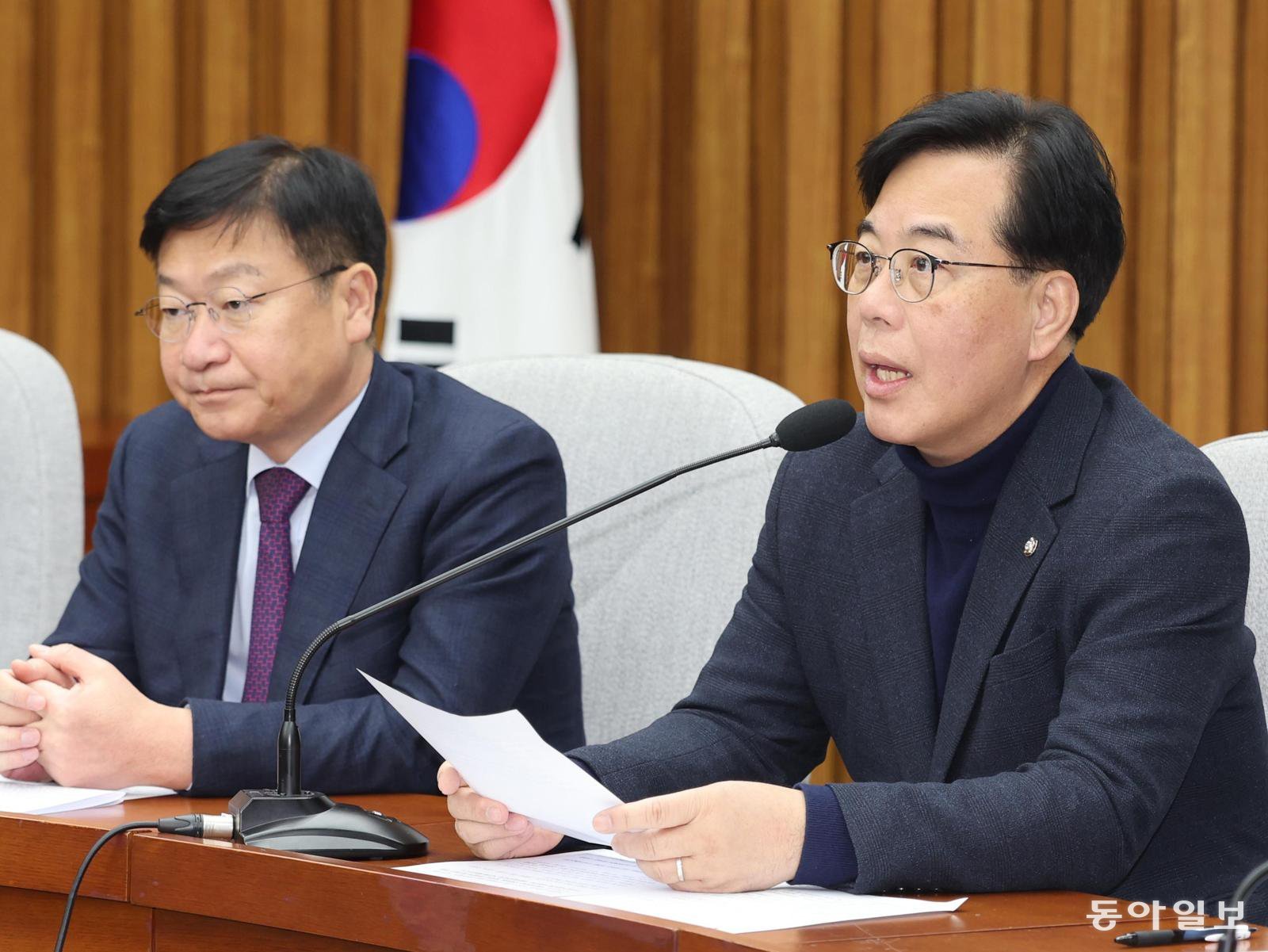 국민의힘 송언석 원내대표(오른쪽)가 27일 원내대책회의를 주재하고 있다. 장승윤 기자 tomato99@donga.com