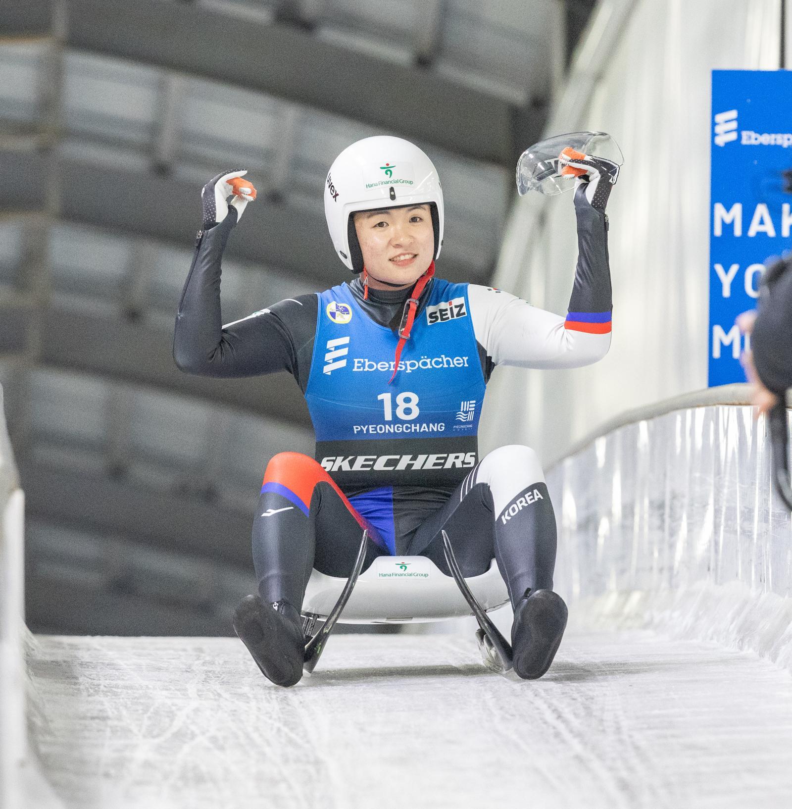 한국 루지 여자 1인승 국가대표 정혜선이 지난해 강원 평창군에서 열린 국제루지연맹(FIL) 월드컵에서 완주한 뒤 두 팔을 들어 올리며 미소 짓고 있다. 대한루지경기연맹 제공