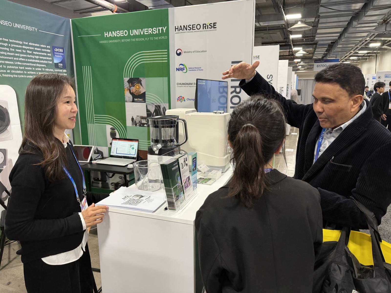 미국 라스베이거스에서 열린 CES 2026 전시장 한서대 부스에서 외국 바이어가 혁신상 수상 기술과 제품 개발 과정에 관심을 보이고 있다. 한서대 제공