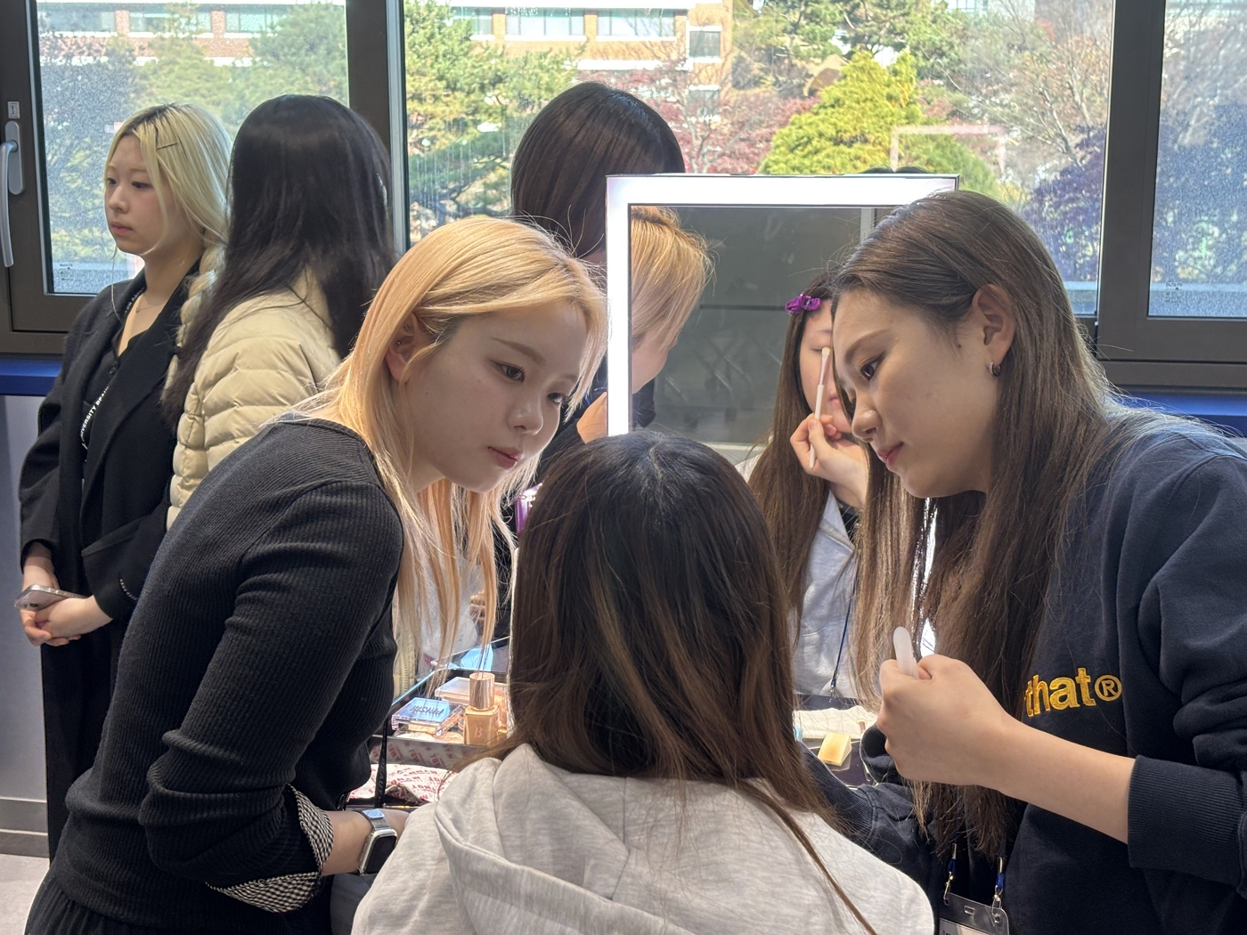 연성대 뷰티스타일리스트과 학생들이 학교를 방문한 일본 5개 미용 전문대 학생들에게 최신 K뷰티 트렌드를 반영한 메이크업을 해 주고 있다. 연성대는 해외 미용 전문대와의 협력 네트워크를 더 강화해 글로벌 감각을 갖춘 K뷰티 전문가 양성에 박차를 가할 생각이다. 연성대 제공