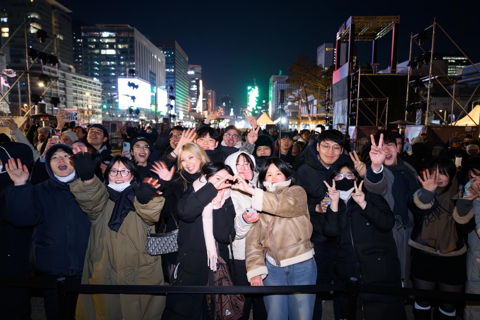 2025 서울라이트 광화문 행사에서 시민들이 새해를 맞이하며 포즈를 취하고 있다.