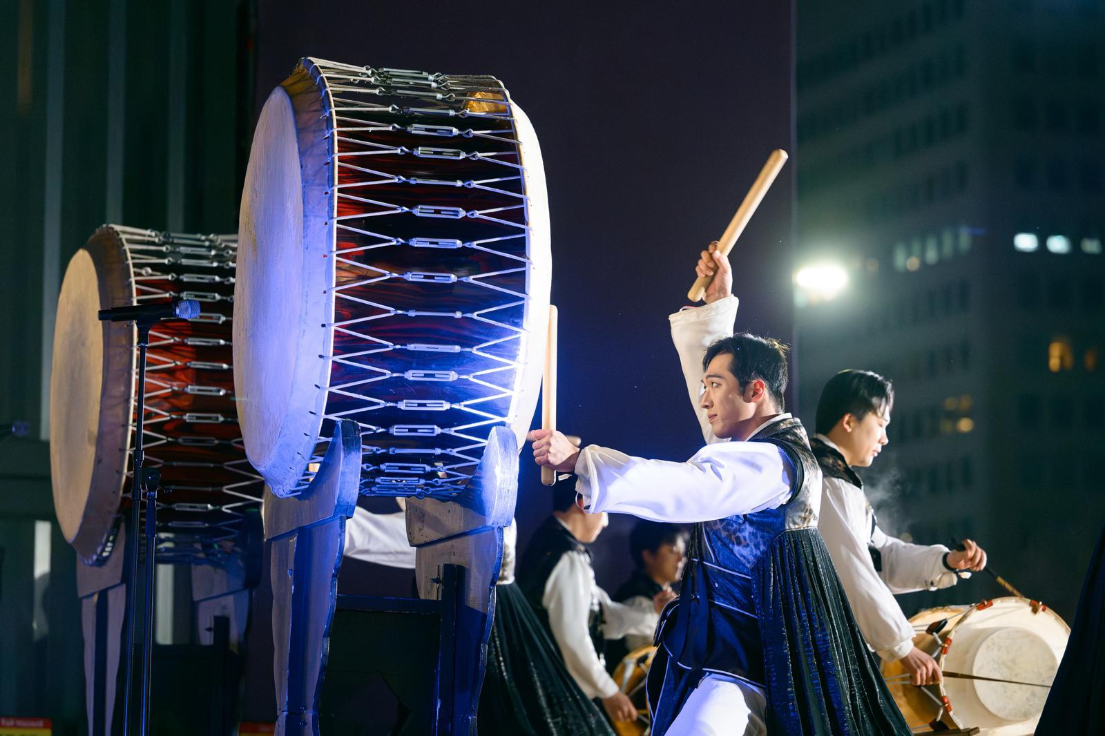 신년카운트다운 행사 중 빛춤타 북공연.