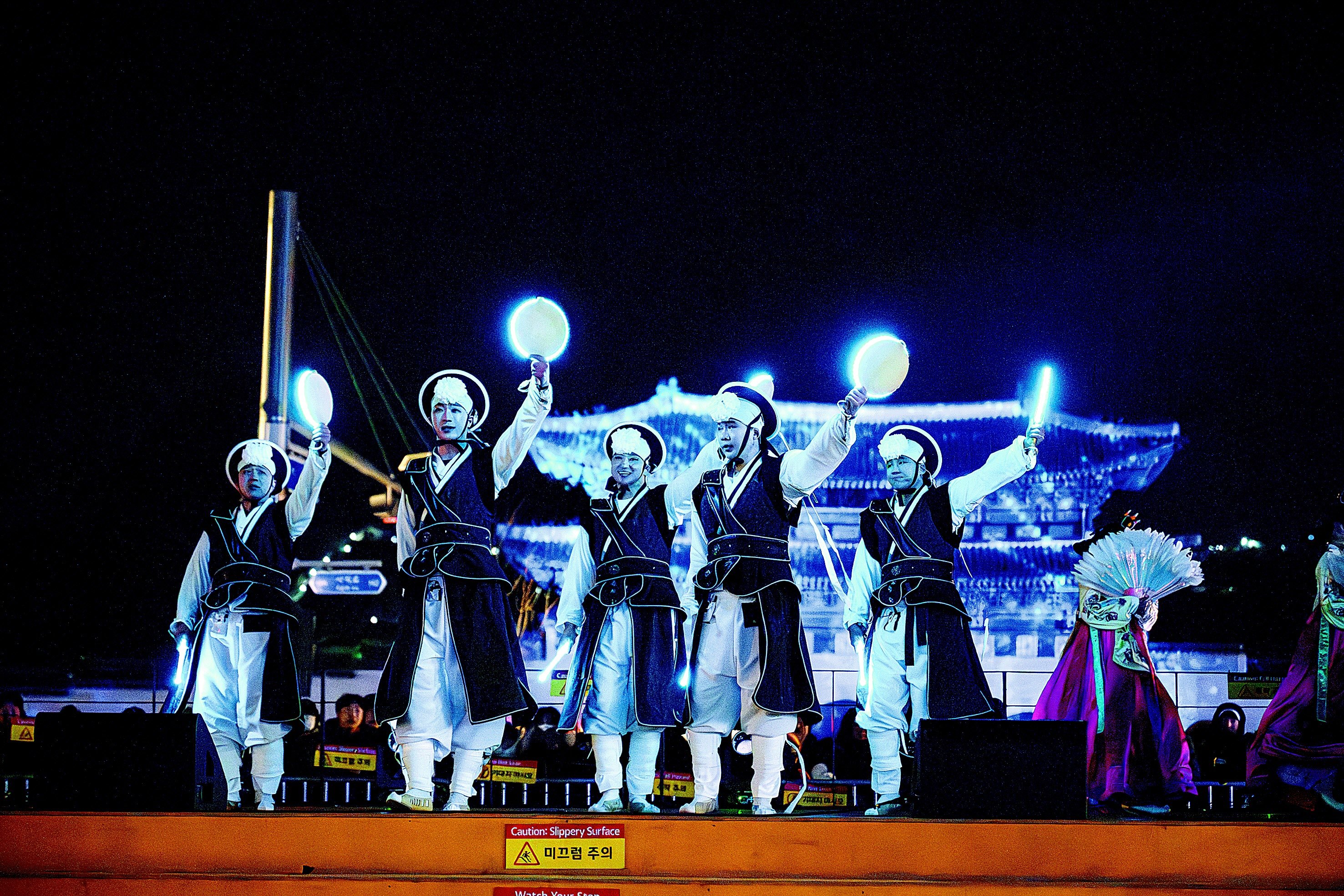 신년카운트다운 행사 중 빛춤타공연 연출 모습.