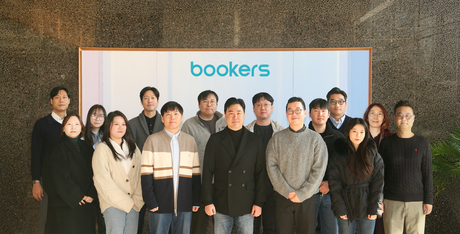 임동명 부커스 대표와 임직원 단체 사진.
