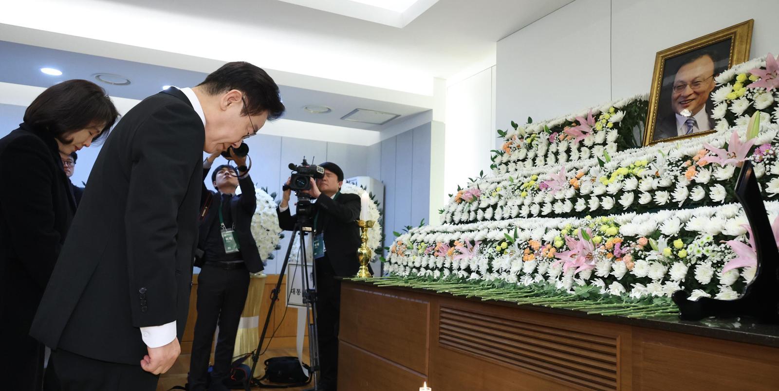 이재명 대통령과 김혜경 여사가 27일 서울 종로구 서울대병원 장례식장에 마련된 이해찬 전 국무총리의 빈소를 찾아 조문하고 있다. 이 대통령은 이날 이 전 총리에게 국민훈장 무궁화장을 직접 추서했다. 청와대사진기자단