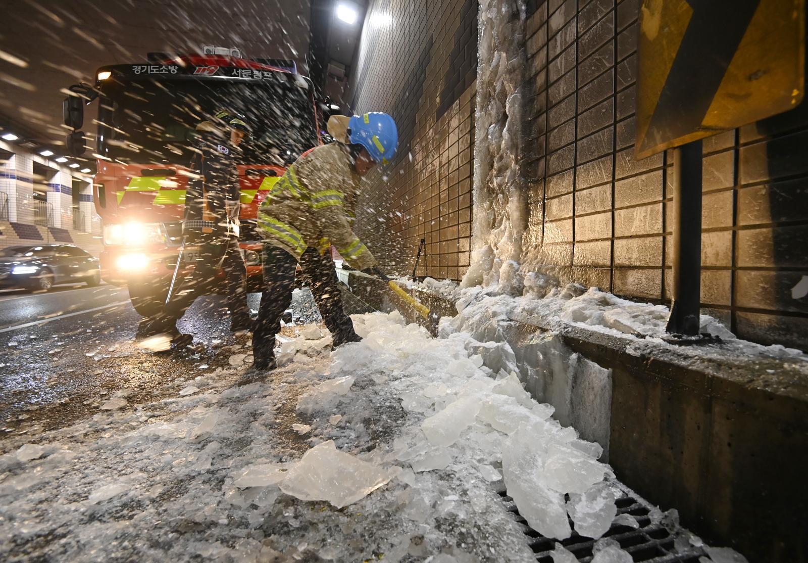강추위로 동파 피해가 이어지고 있는 27일 경기 수원시 팔달구 화서지하차도에서 소방대원이 결빙된 대형 고드름을 제거하고 있다. 2026.01.27. 수원=뉴시스