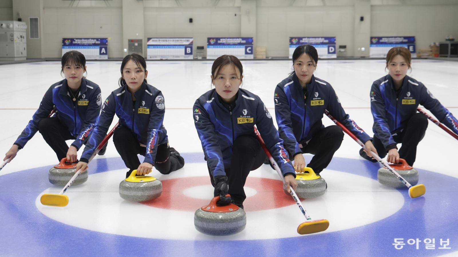 2026 밀라노-코르티나담페초 겨울올림픽에서 한국 컬링 첫 금메달을 노리는 여자 컬링 대표팀 ‘팀 김’, 일명 ‘5G’ 선수들이 27일 충북 진천선수촌 컬링 훈련장에서 스톤을 굴리는 자세를 취하고 있다. 왼쪽부터 설예은(리드), 김수지(세컨드), 김은지(스킵), 김민지(서드), 설예지(후보). 진천=박형기 기자 oneshot@donga.com