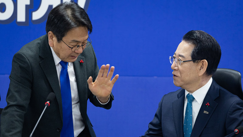 강기정 광주시장(왼쪽)과 김영록 전남지사가 국회에서 열린 ‘광주·전남 통합 특별법 검토 시도지사·국회의원 제4차 간담회’에 참석해 대화하고 있다. 광역지방정부 통합을 추진 중인 광주시와 전남도는 이날 통합 자치단체 명칭을 ‘전남광주특별시’로 하고, 약칭을 ‘광주특별시’로 정하는 데 합의했다. 뉴스1