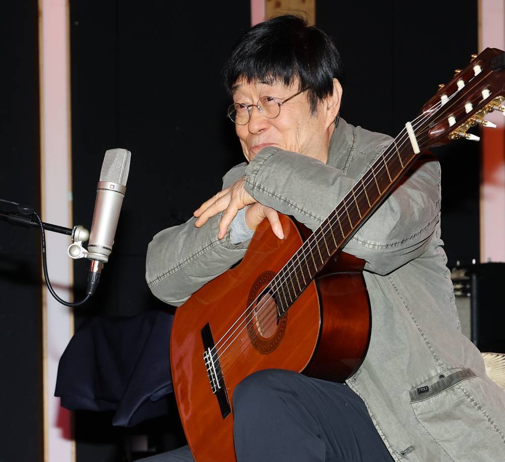 김창완밴드의 보컬 김창완이 27일 오후 서울 종로구 복합문화공간에서 열린 싱글 ‘세븐티’ 발매 기념 간담회에서 기타에 기대 미소 짓고 있다. 뉴스1