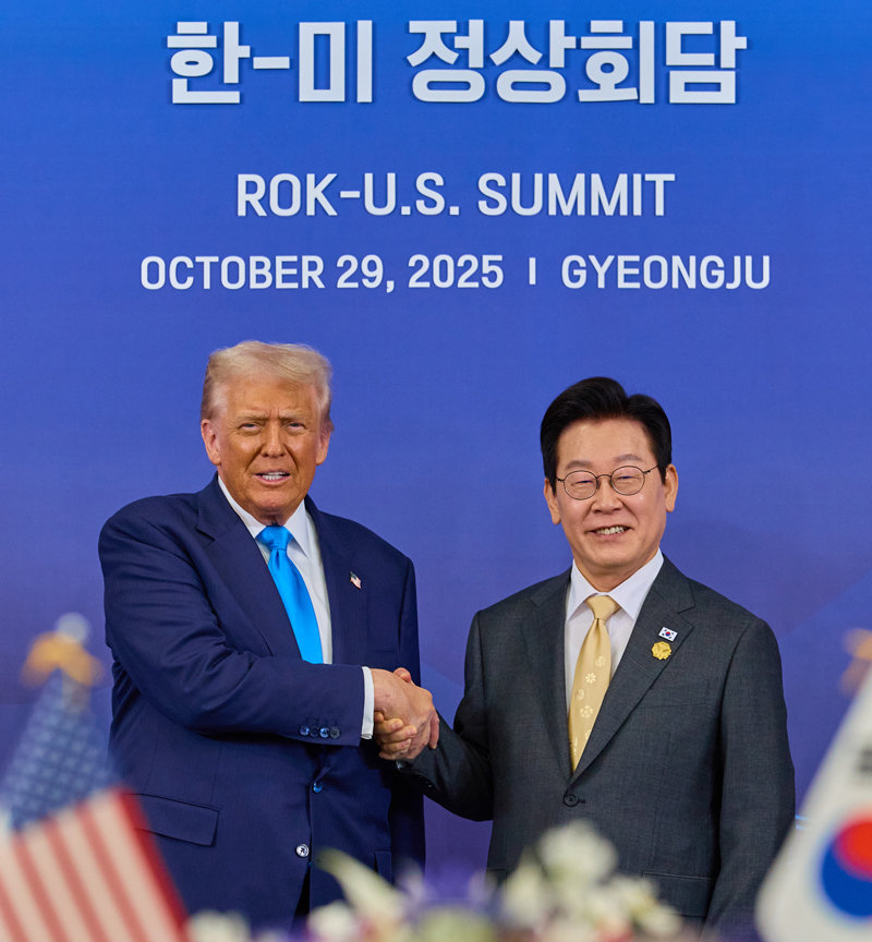 이재명 대통령(오른쪽)이 지난해 10월 29일 경북 경주국립박물관에서 열린 한미 정상회담 확대오찬회담에서 도널드 트럼프 미국 대통령과 악수를 하고 있다. 대통령실 제공