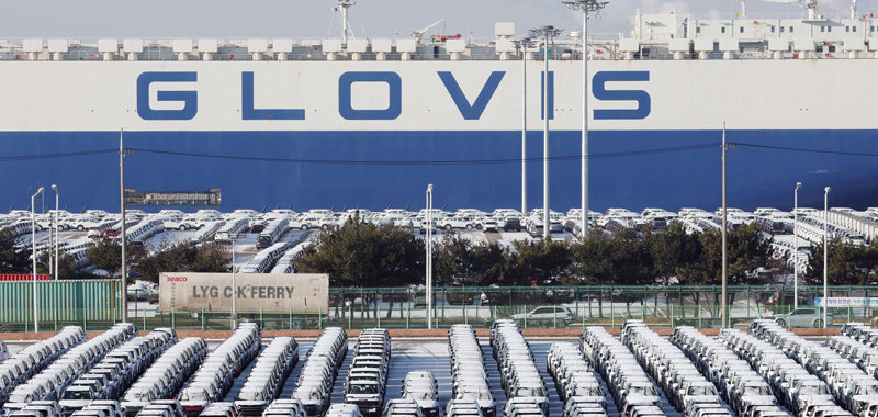 도널드 트럼프 미국 대통령이 26일(현지시간) 무역 합의 불이행 등을 이유로 한국산 제품에 부과하는 상호 관세율을 15%에서 25%로 인상하겠다고 밝혔다. 사진은 27일 경기 평택시 평택항에 늘어선 수출용 자동차 모습. 평택=뉴스1