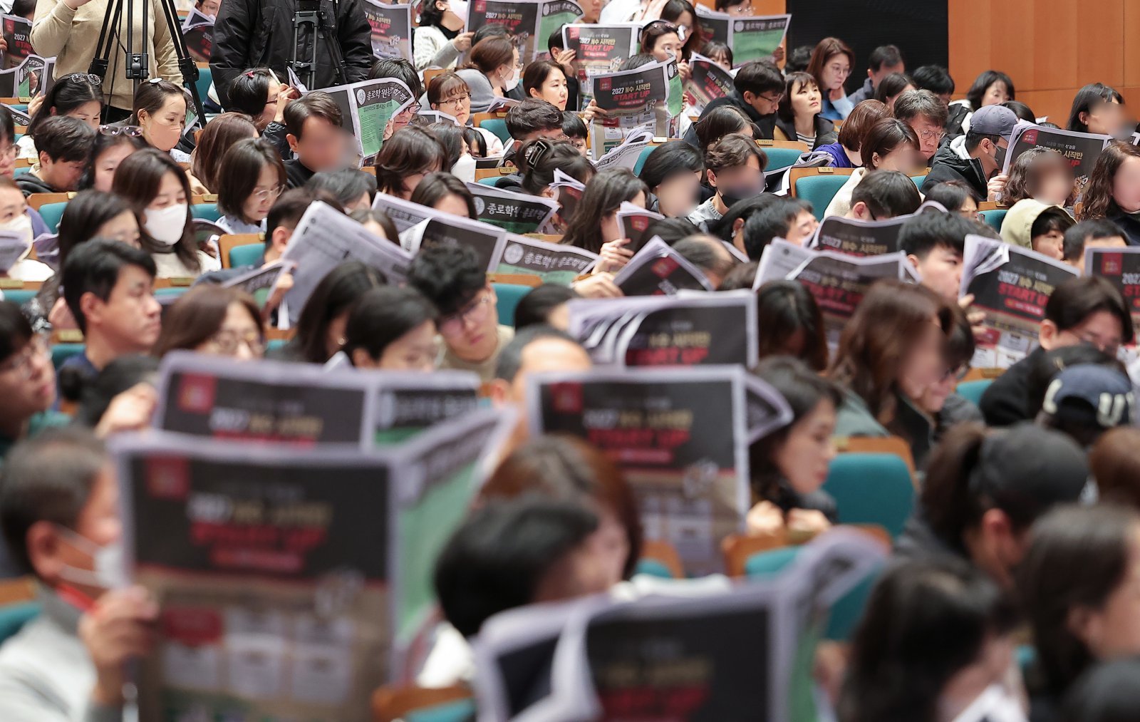7일 서울 종로구 성균관대학교 600주년 기념관 천년홀에서 열린 종로학원 2026 정시 합격 가능선 예측 및 지원전략 설명회를 찾은 학부모들이 입시 자료를 보며 설명을 듣고 있다. 2025.12.7/뉴스1