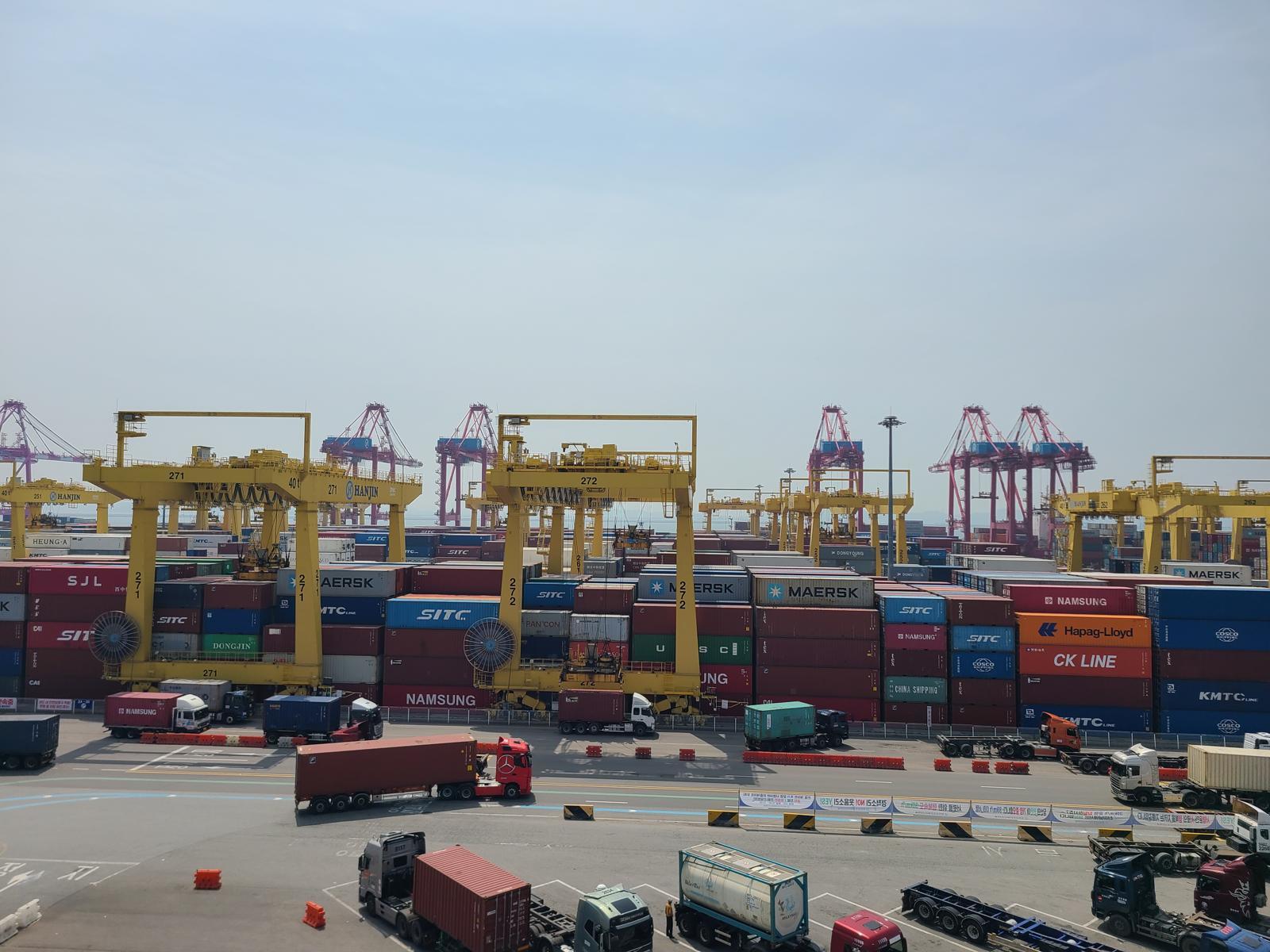 인천 연수구 송도국제도시 해안가에 있는 인천항 부두에서 화물차량들이 컨테이너를 운반하고 있다. 인천항만공사 제공