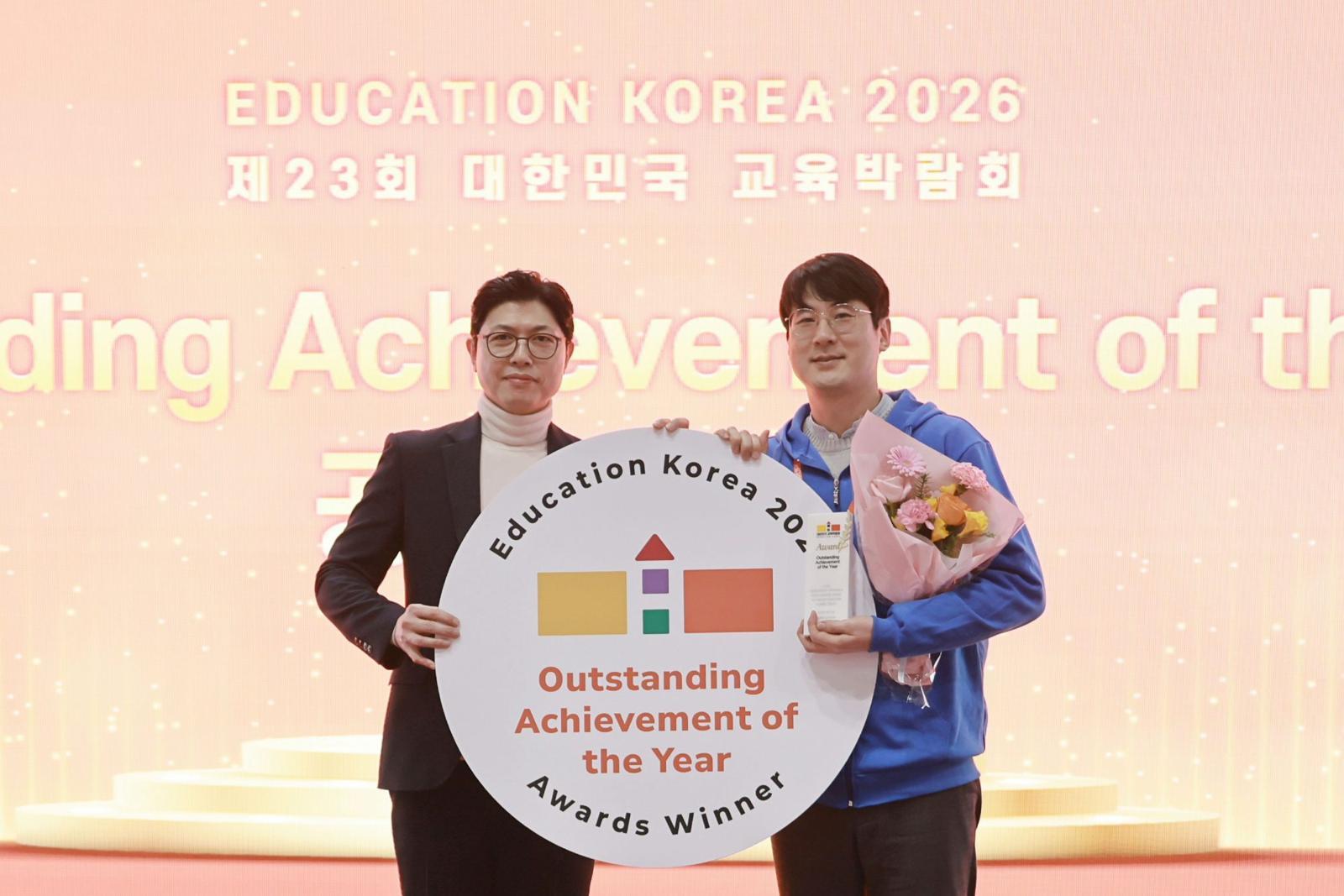 신갑천 협회장이 교육박람회 어워드에서 공로상을 수상하는 모습 / 출처=ATC