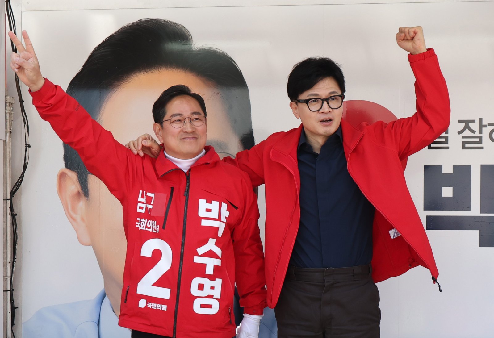 한동훈 국민의힘 비상대책위원장이 1일 오후 부산 남구 LG메트로시티 앞에서 열린 ‘국민의힘으로 남구살리기‘ 지원유세에서 박수영 남구 후보의 지지를 호소하고 있다. 2024.04.01 뉴시스