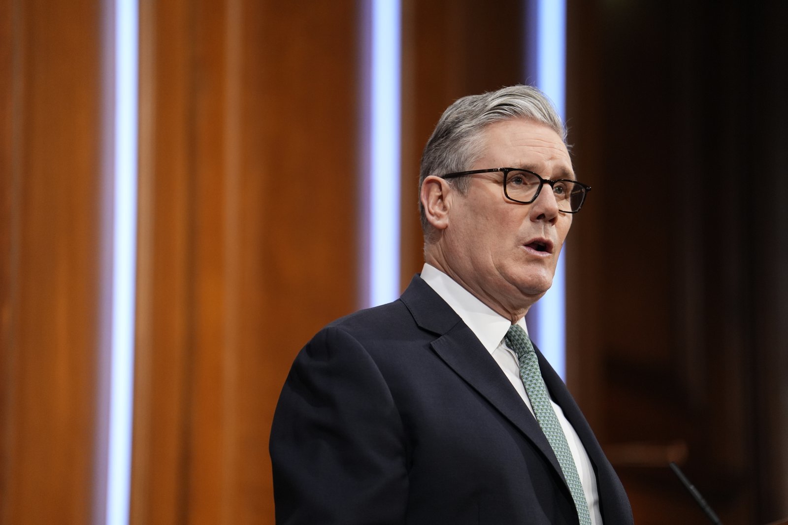 ﻿키어 스타머 영국 총리가 28일 중국에 도착해 3일간의 방중 일정을 시작한다. 사진은 스타머 총리가 지난 19일 기자회견 중인 모습. 2026.01.28 런던=AP 뉴시스