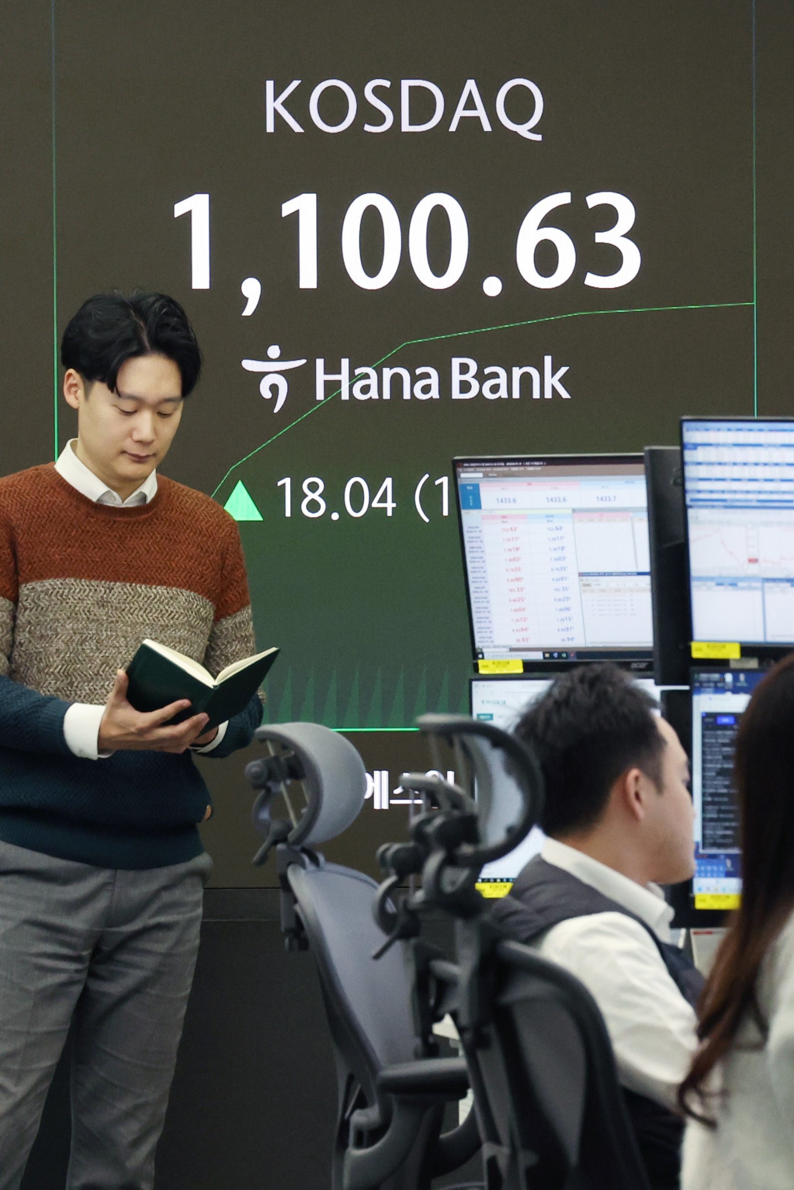 코스피가 상승 출발해 장중 5100선을 돌파한 28일 서울 중구 하나은행 딜링룸에서 딜러들이 업무를 보고 있다.   코스피는 전 거래일(5084.85)보다 60.54포인트(1.19%) 오른 5145.39에, 코스닥 지수는 전 거래일(1082.59)보다 10.88포인트(1.00%) 오른 1093.47에 거래를 시작했다. 2026.01.28 뉴시스