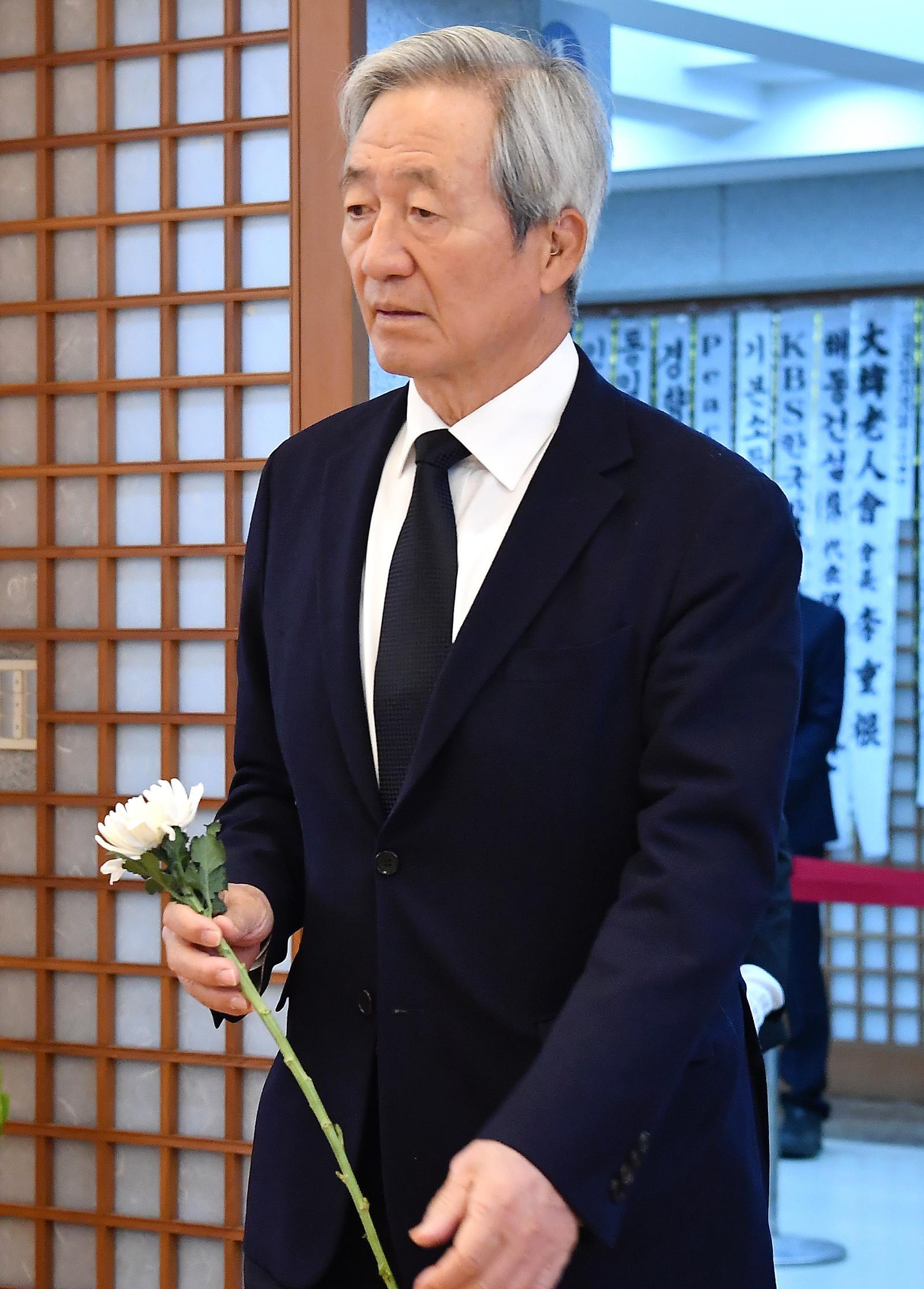 정몽준 아산재단 이사장이 28일 오전 서울 종로구 서울대학교병원 장례식장에 마련된 故 이해찬 전 국무총리의 빈소에서 조문을 하고 있다. 2026.1.28/뉴스1 사진공동취재단