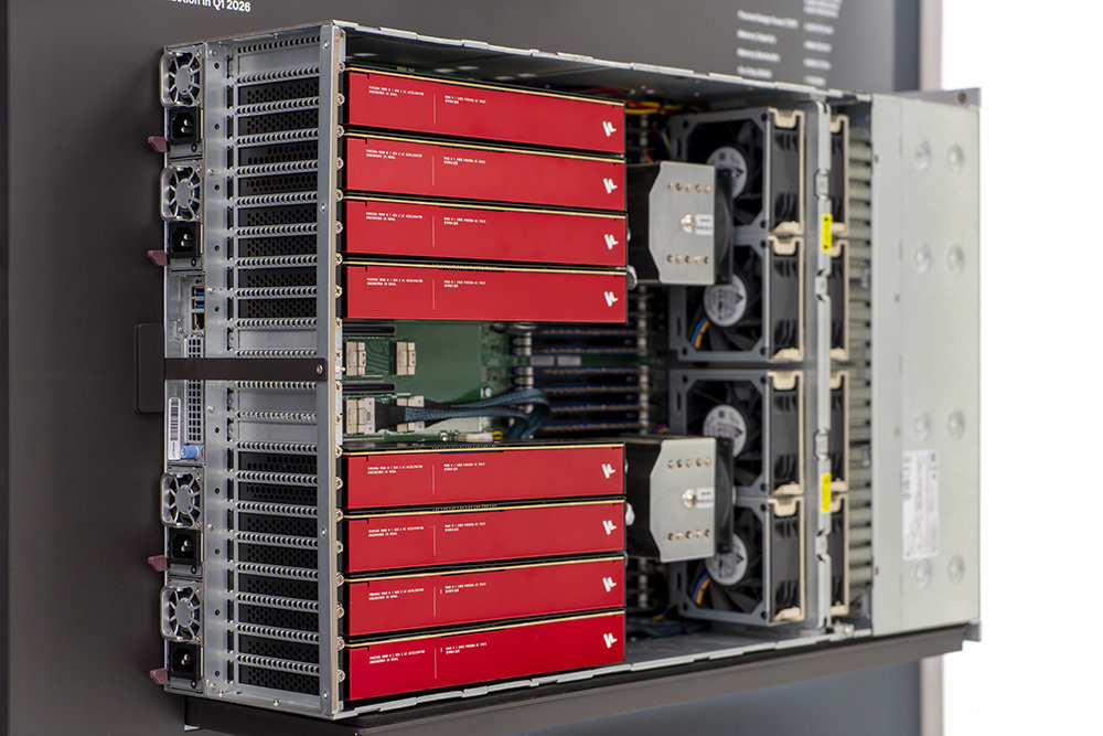 8장의 RNGD 카드가 장착된 NXT RNGD 서버, 2개의 AMD 에픽 프로세서를 장착한 완제품 서버다 / 출처=IT동아