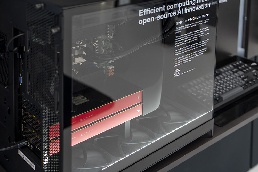 퓨리오사AI는 두 장의 RNGD로 구성된 데모 시스템으로 gpt-oss-120b 모델을 온프레미스 형태로 구현했다 / 출처=IT동아