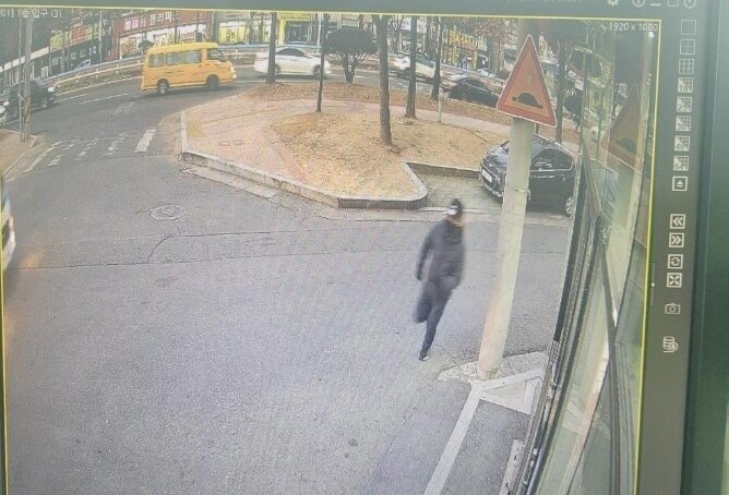 경북 구미시 인동에서 발생한 ‘버스정류장 폭행’의 가해자로 추정되는 남성이 뛰어가는 모습이 CCTV에 찍혔다.(보배드림 CCTV 영상 캡쳐)/뉴스1.