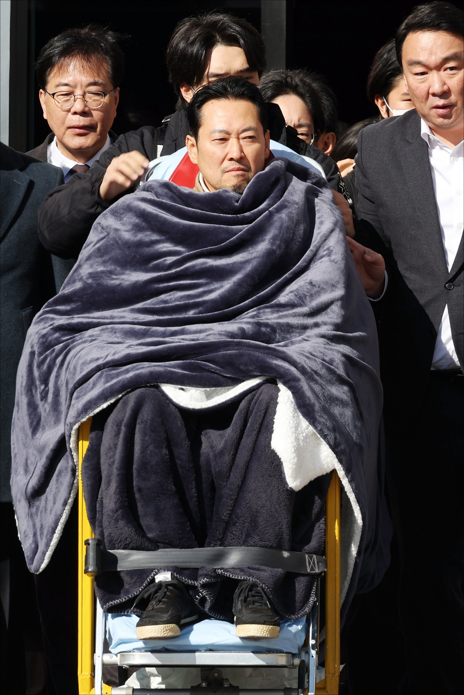 ‘통일교·공천헌금’ 쌍특검법 수용을 촉구하며 단식을 시작한 장동혁 국민의힘 대표가 22일 서울 여의도 국회에서 단식 8일 만에 박근혜 전 대통령의 단식 중단 권고를 받아들이며 단식을 중단하고 병원으로 이송되고 있다.(공동취재) 2026.01.22 뉴시스