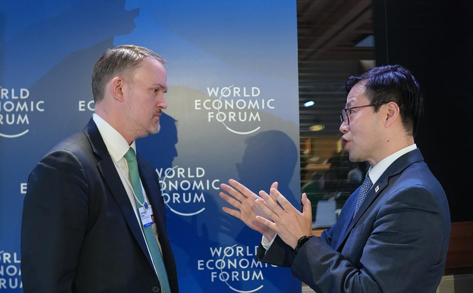 제이미슨 그리어 미국 무역대표부(USTR) 대표(왼쪽). 여한구 산업통상부 통상교섭본부장. 뉴스1