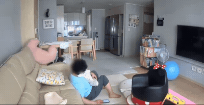 지난해 10월 대구에서 정부 인증 산후도우미가 신생아의 뺨을 때리고 학대하는 모습이 가정용 홈캠에 포착된 영상. 보배드림 갈무리