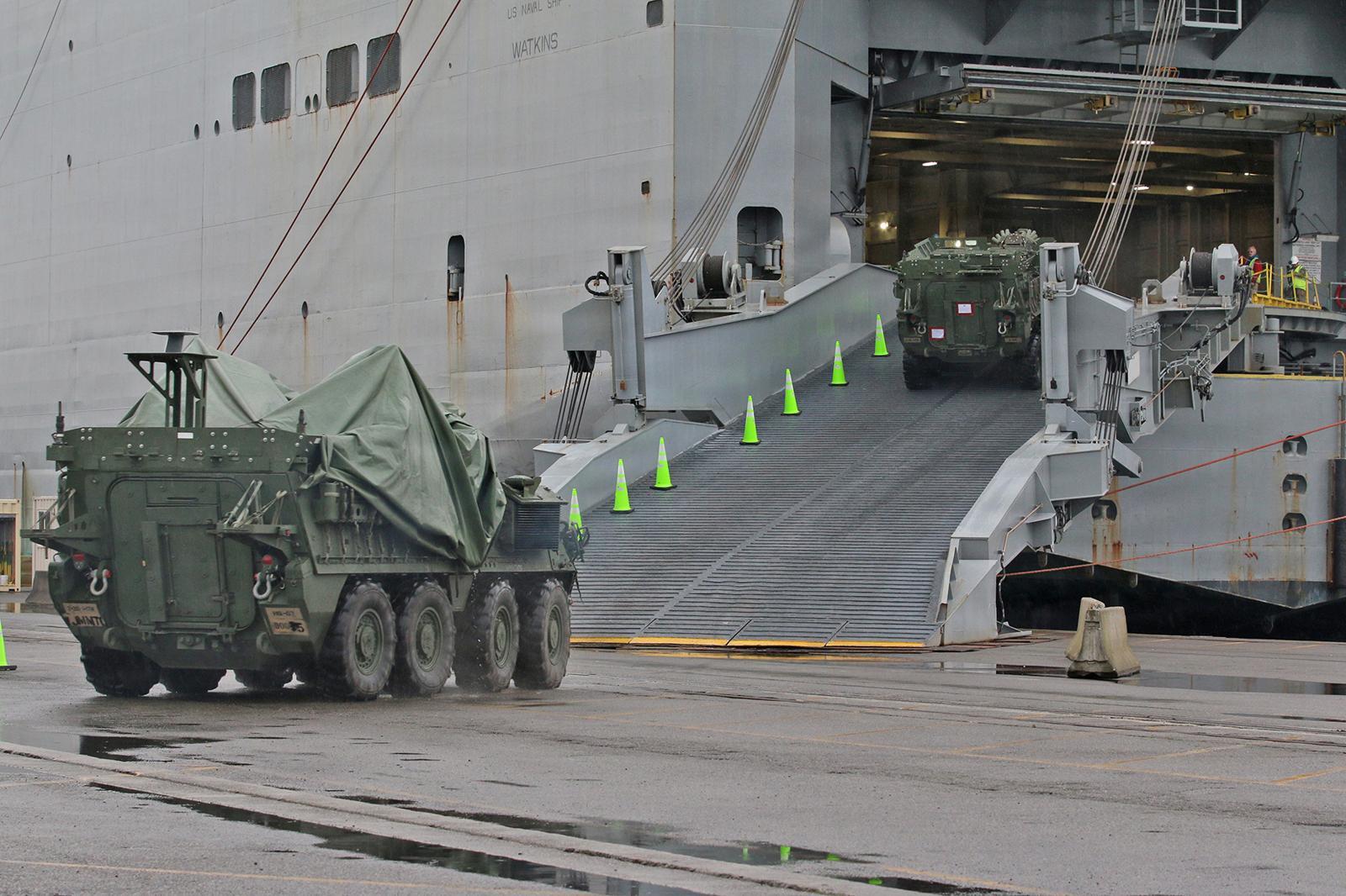 미 육군 제2보병전투사단 예하 제2스트라이커 전투여단의 스트라이커 장갑차들이 22일(현지사긴) 한반도 순환배치를 위해 항구에서 대형 수송선에 선적되고 있다. 출저 주한 미8군 홈페이지