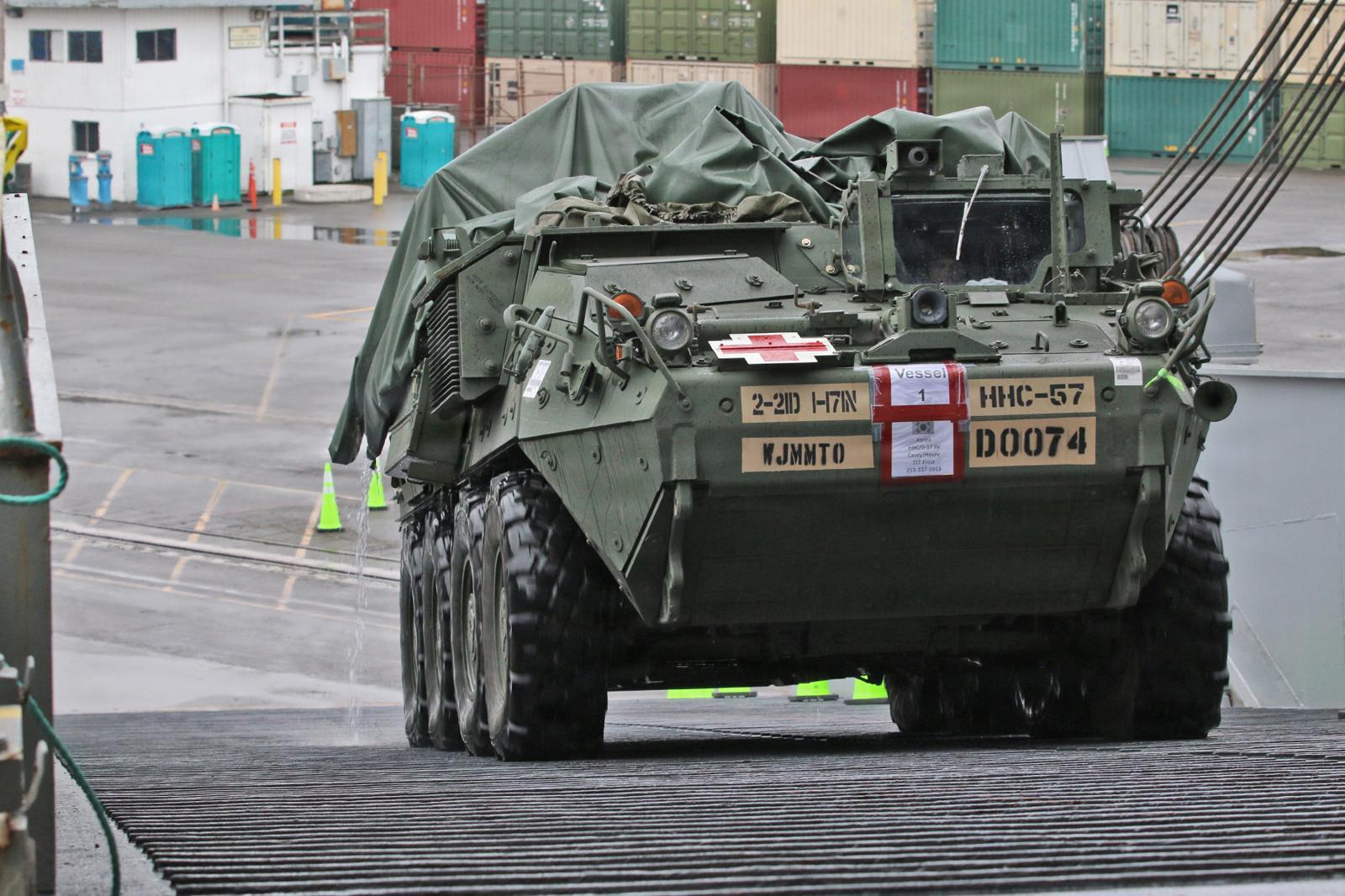 미 육군 제2보병전투사단 예하 제2스트라이커 전투여단의 스트라이커 장갑차들이 22일(현지사긴) 한반도 순환배치를 위해 항구에서 대형 수송선에 선적되고 있다. 출저 주한 미8군 홈페이지