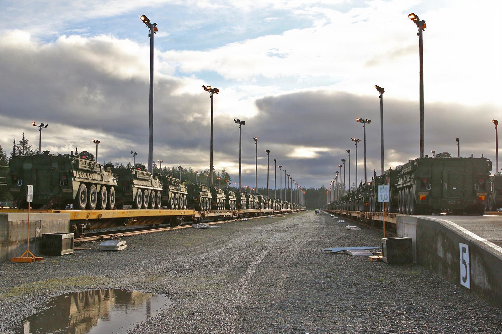 미 육군 제2보병전투사단 예하 제2스트라이커 전투여단의 스트라이커 장갑차들이 한반도 순환배치를 위해 22일(현지시간) 화물열차에 실려서 항구로 이동하고 있다. 출저 주한 미8군 홈페이지