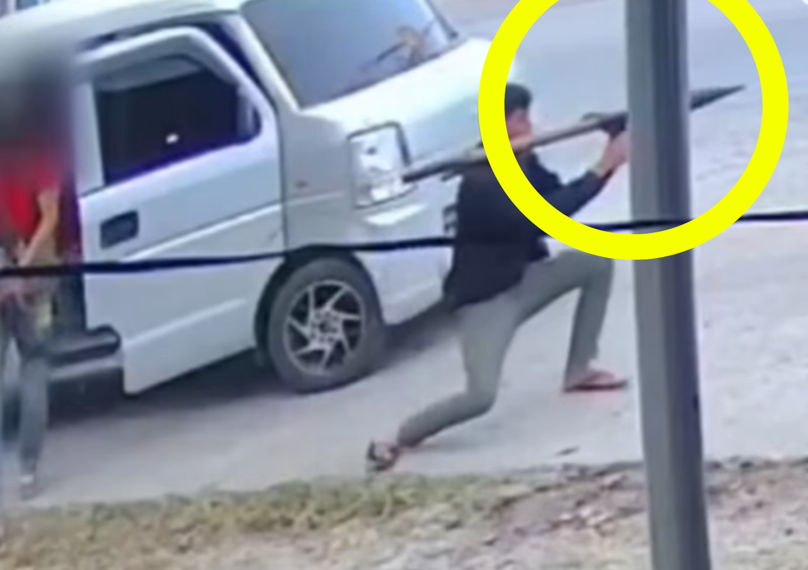 필리핀에서 시장을 노린 로켓포 암살 시도가 발생했으나 방탄 차량의 방어력 덕분에 시장은 무사히 탈출했다. 사진=채널A