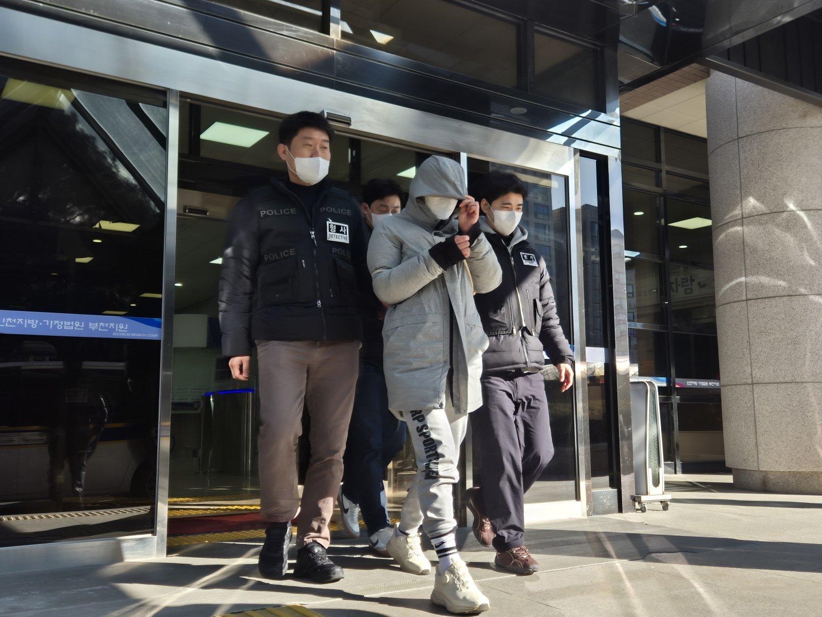 28일 인천지법 부천지원에서 강도살인미수 혐의로 구속 전 피의자심문(영장실질심사)을 받고 건물을 빠져나오고 있는 40대 A 씨/뉴스1